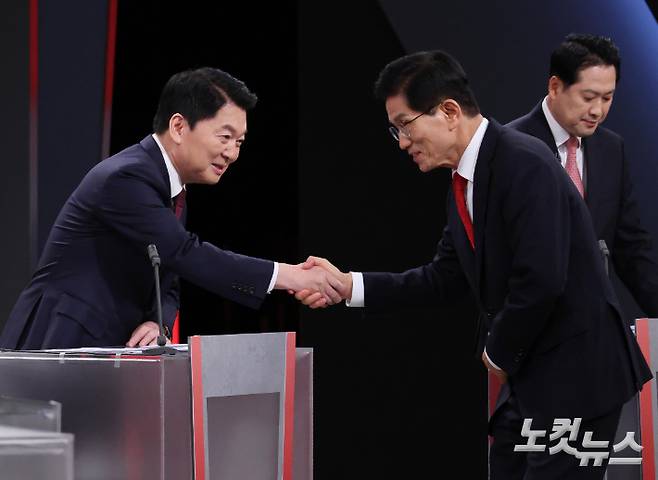 국민의힘 김문수(오른쪽), 안철수 당대표 후보가 17일 오후 서울 여의도 KBS에서 진행된 '당대표 후보자 TV토론회' 에 참석해 악수를 하고 있다. 황진환 기자