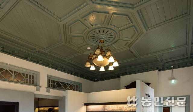 목포근대역사관 1관의 외벽 창틀 위에 일본 욱일기를 연상시키는 원형 장식이 있고 내부 천장에는 일본을 상징하는 벚꽃 문양이 크게 새겨져 있다.