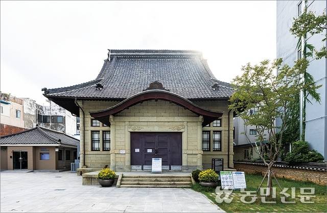 일본식 불교 사찰인 동본원사 목포별원 건물. 현재 이름은 오거리문화센터다.