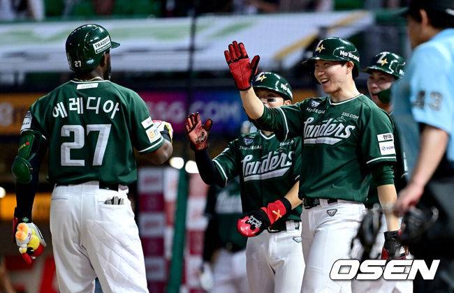 [OSEN=인천, 최규한 기자] 16일 인천 SSG랜더스필드에서 ‘2025 신한 SOL Bank KBO리그’ SSG 랜더스와 LG 트윈스의 경기가 열렸다.홈팀 SSG는 김건우, 방문팀 LG는 송승기를 선발로 내세웠다.5회말 무사 만루 상황 SSG 에레디아가 역전 중월 만루홈런을 치고 홈을 밟으며 선행주자들과 기뻐하고 있다. 2025.08.16 / dreamer@osen.co.kr