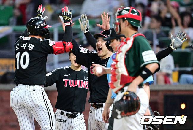 [OSEN=인천, 최규한 기자] 16일 인천 SSG랜더스필드에서 ‘2025 신한 SOL Bank KBO리그’ SSG 랜더스와 LG 트윈스의 경기가 열렸다.홈팀 SSG는 김건우, 방문팀 LG는 송승기를 선발로 내세웠다.6회초 1사 만루 상황 LG 오지환이 동점 우월 만루 홈런을 날리고 홈을 밟으며 선행주자들과 기뻐하고 있다. 2025.08.16 / dreamer@osen.co.kr