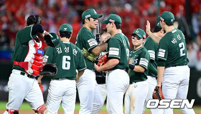 [OSEN=인천, 최규한 기자] 만루 홈런을 주고받는 난타전이었다.&nbsp;프로야구 SSG 랜더스가&nbsp;LG 트윈스를 꺾고 3위를 노린다.&nbsp;SSG는 이날 승리로 3위 롯데 자이언츠에 0.5경기 차이로 바짝 따라붙었다.&nbsp;LG SSG는&nbsp;16일 인천 SSG랜더스필드에서 열린 2025 KBO리그&nbsp;LG SSG와 경기에서 타격전 끝에 10-7로 승리했다.&nbsp;에레디아가 만루 홈런을 터뜨렸고, 대타 최지훈이 결승타를 때렸다.&nbsp;경기를 마치고 승리한 SSG 선수들이 하이파이브를 나누고 있다. 2025.08.16 / dreamer@osen.co.kr