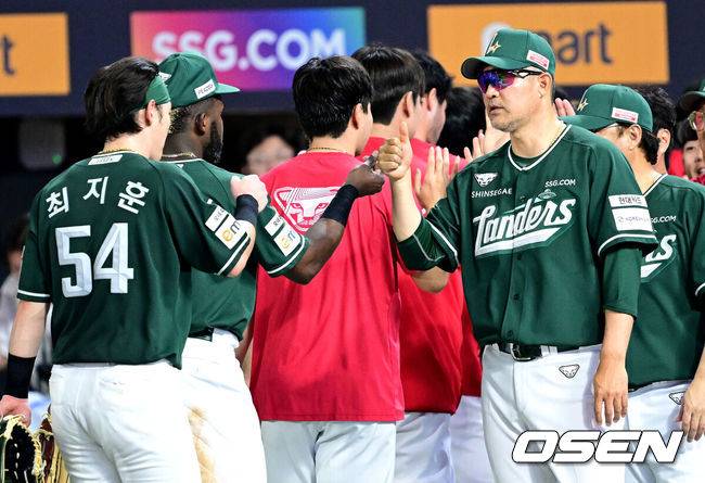 [OSEN=인천, 최규한 기자] 만루 홈런을 주고받는 난타전이었다.&nbsp;프로야구 SSG 랜더스가&nbsp;LG 트윈스를 꺾고 3위를 노린다.&nbsp;SSG는 이날 승리로 3위 롯데 자이언츠에 0.5경기 차이로 바짝 따라붙었다.&nbsp;LG SSG는&nbsp;16일 인천 SSG랜더스필드에서 열린 2025 KBO리그&nbsp;LG SSG와 경기에서 타격전 끝에 10-7로 승리했다.&nbsp;에레디아가 만루 홈런을 터뜨렸고, 대타 최지훈이 결승타를 때렸다.&nbsp;경기를 마치고 승리한 SSG 이숭용 감독과 에레디아-최지훈이 인사를 나누고 있다. 2025.08.16 / dreamer@osen.co.kr