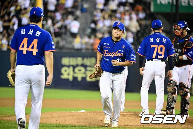[OSEN=잠실, 조은정 기자] 9회말 2사 2루 한화 투수가 정우주에서 김서현으로 교체되고 있다. 2025.08.08 /cej@osen.co.kr