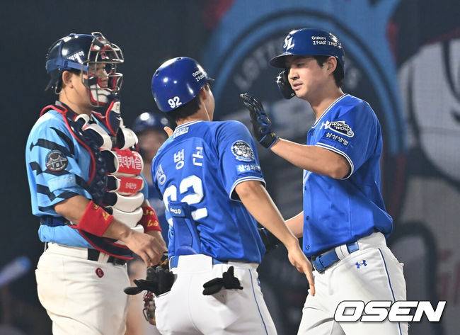 [OSEN=부산, 이석우 기자] 16일 부산 사직야구장에서 2025 신한 SOL 뱅크 KBO 리그 롯데 자이언츠와 삼성 라이온즈의 경기가 열렸다. 홈팀 롯데는 박세웅이, 방문팀 삼성은 최원태가 선발 출전했다.삼성 라이온즈 구자욱이 9회초 2사 우월 솔로 홈런을 치고 기뻐하고 있다. 2025.08.16 / foto0307@osen.co.kr