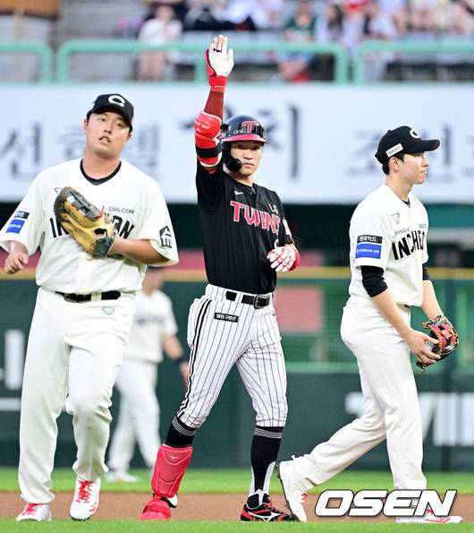 [OSEN=인천, 최규한 기자] 17일 인천 SSG랜더스필드에서 ‘2025 신한 SOL Bank KBO리그’ SSG 랜더스와 LG 트윈스의 경기가 열렸다.홈팀 SSG는 최민준, 방문팀 LG는 임찬규를 선발로 내세웠다.4회초 2사 2루 상황 LG 박해민이 달아나는 1타점 적시타를 날리고 2루까지 뛰다 아웃됐다. 더그아웃을 향해 세리머나를 펼치는 박해민. 2025.08.17 / dreamer@osen.co.kr