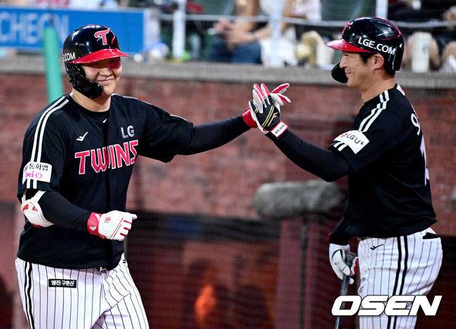 [OSEN=인천, 최규한 기자] 17일 인천 SSG랜더스필드에서 ‘2025 신한 SOL Bank KBO리그’ SSG 랜더스와 LG 트윈스의 경기가 열렸다.홈팀 SSG는 최민준, 방문팀 LG는 임찬규를 선발로 내세웠다.6회초 무사 선두타자로 나선 LG 문보경이 달아나는 좌월 솔로포를 날리고 오지환과 인사를 나누고 있다. 2025.08.17 / dreamer@osen.co.kr