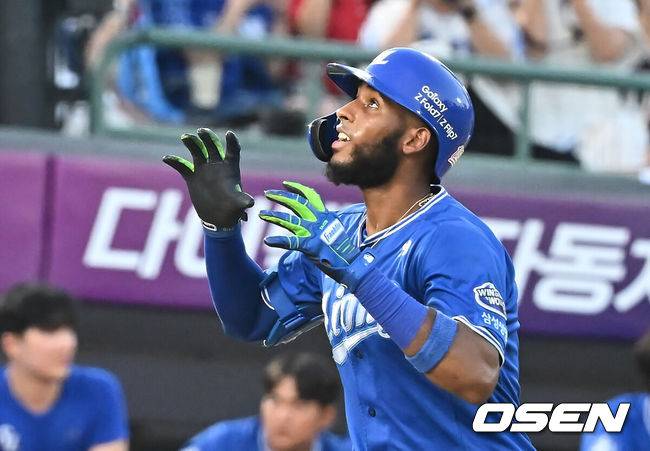 [OSEN=부산, 이석우 기자] 17일 부산 사직야구장에서 2025 신한 SOL 뱅크 KBO 리그 롯데 자이언츠와 삼성 라이온즈의 경기가 열렸다. 홈팀 롯데는 감보아가, 방문팀 삼성은 이승현이 선발 출전했다.삼성 라이온즈 디아즈가 4회초 무사 1루 우월 2점 홈런을 치고 세리머니를 하고 있다. 2025.08.17 / foto0307@osen.co.kr