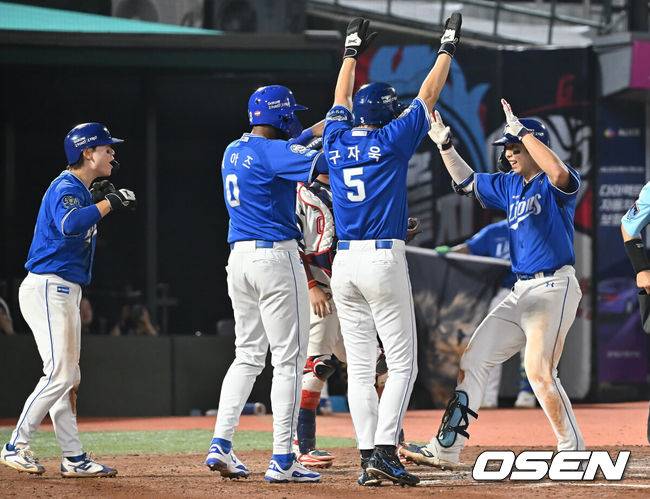 [OSEN=부산, 이석우 기자] 17일 부산 사직야구장에서 2025 신한 SOL 뱅크 KBO 리그 롯데 자이언츠와 삼성 라이온즈의 경기가 열렸다. 홈팀 롯데는 감보아가, 방문팀 삼성은 이승현이 선발 출전했다.삼성 라이온즈 김영웅이 8회초 1사 만루 동점 우월 만루 홈런을 치고 하이파이브를 하고 있다. 2025.08.17 / foto0307@osen.co.kr