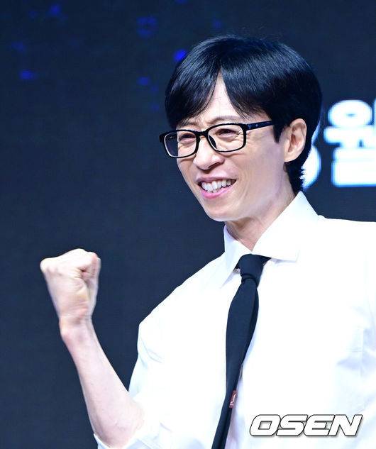 [OSEN=지형준 기자] 6일 오전 서울 여의도 콘래드 서울 호텔에서 디즈니+ 오리지널 예능 ‘더 존: 버텨야 산다 시즌3’ 제작발표회가 열렸다.‘더 존: 버텨야 산다 시즌3’는 오직 4시간, 끝없는 AI의 공격부터 내 집 마련 전세 대출금 갚기, 선을 넘지 않고 버티기 등 극한의 현실공감 미션을 버티기 위해 더 강력하게 돌아온 ‘존버즈’ 유재석, 권유리, 김동현, 덱스의 ‘도파민 ON’ 버라이어티. 오는 7일 공개된다.&nbsp;유재석이 포토타임을 하고 있다. 2024.08.06 / jpnews@osen.co.kr