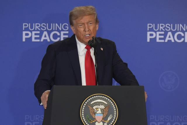 ▲ 도널드 트럼프 미국 대통령이 15일(현지시간) 알래스카에서 블라디미르 푸틴 러시아 대통령와 회담을 가진 이후 기자회견을 열고 있다. ⓒAP=연합뉴스