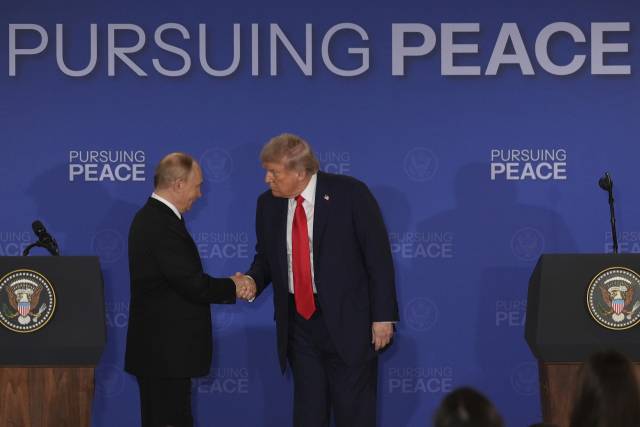 ▲ 15일(현지시간) 알래스카에서 정상회담을 가진 도널드 트럼프(오른쪽) 미국 대통령과 블라디미르 푸틴 러시아 대통령이 회담 이후 열린 기자회견에서 악수하고 있다. ⓒAP=연합뉴스