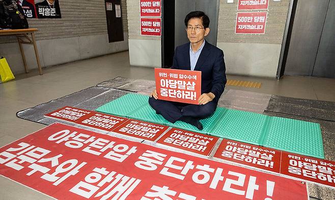 김문수 국민의힘 당대표 후보가 17일 서울 여의도 당사 현관에 앉아 농성을 하고 있다. 연합뉴스