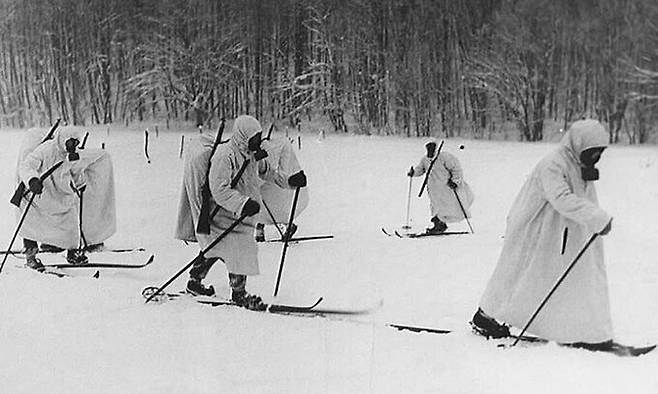 소련(현 러시아)의 핀란드 침공으로 발발한 ‘겨울전쟁’(1939년 11월∼1940년 3월) 당시 스키를 타고 이동하는 핀란드군 용사들 모습. 이 전쟁에서 패한 핀란드는 국토의 약 10분의 1을 소련에 양도해야 했다. 세계일보 자료사진