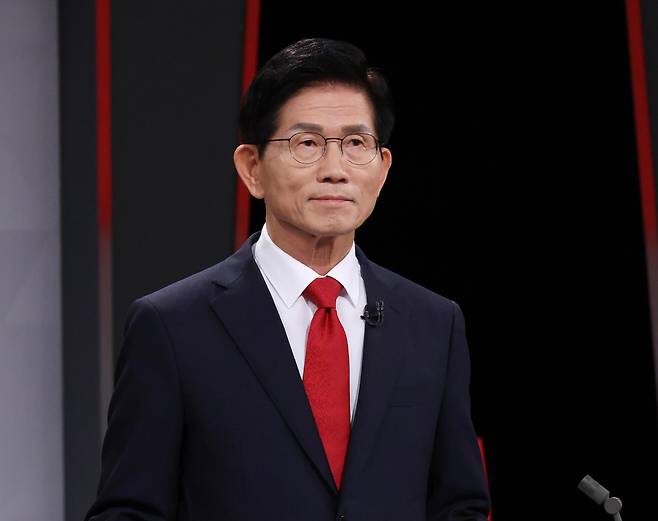 국민의힘 당대표 선거에 출마한 김문수 후보가 17일 서울 여의도 KBS에서 열린 2차 텔레비전 토론회에 참석해 방송 시작을 기다리고 있다. 국회사진기자단