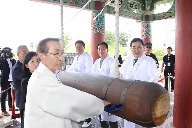 15일 주낙영 경주시장을 비롯한 내빈들이 광복 80주년 8·15 광복절 기념 타종식에서 신라대종을 힘차게 울리고 있다.