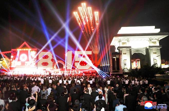 북한은 지난 14일 평양 개선문광장에서 김정은 국무위원장이 참석한 가운데 조국해방 80주년 경축공연이 열렸다고 조선중앙통신이 15일 보도했다. 2025.8.15 조선중앙통신 연합뉴스