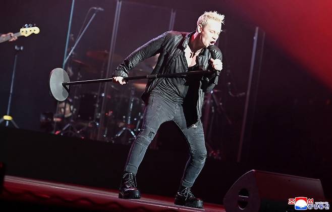 조국해방(광복) 80주년을 맞아 북한을 방문한 러시아 예술사절들의 경축공연이 지난 15일 평양체육관에서 진행됐다고 조선중앙통신이 16일 보도했다. 김정은 국무위원장이 러시아 하원(국가두마) 의장과 함께 공연을 관람했다. 이날 공연에서는 ‘친 푸틴’ 성향으로 유명한 가수 샤먼(본명 야로슬라프 드로노프)이 ‘나의 러시아’와 ‘일어서리’ 등 애국주의 주제의 노래를 불렀다고 통신은 전했다. 2025.8.16 조선중앙통신 연합뉴스