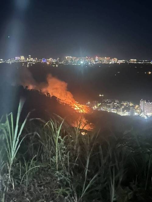 14일(현지시간) 대만 신베이시 슈린의 다퉁산에서 20대 남성이 노을 사진을 찍기 위해 송전탑 꼭대기에 올라갔다가 감전돼 사망하는 사고가 벌어졌다. 사진은 이 사고로 발생한 산불의 모습. 타오위안시 제공