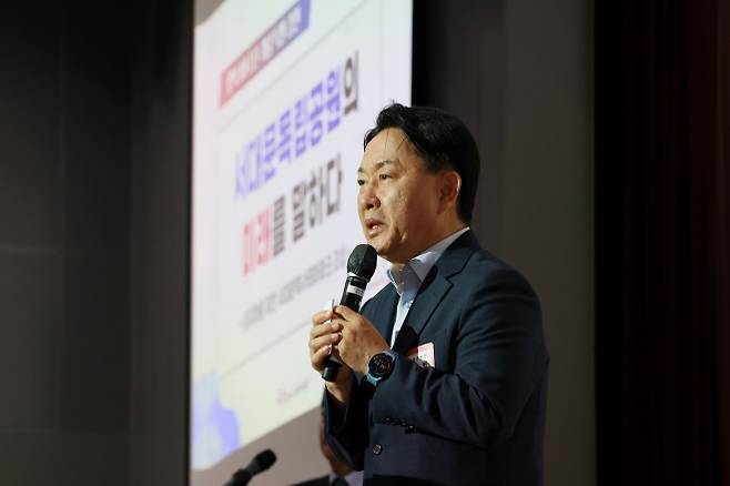 이성헌 서대문구청장이 지난 16일 광복 80주년 기념 특별 강연 ‘서대문독립공원의 미래를 말하다’에서 인사말을 하고 있다.  서대문구 제공