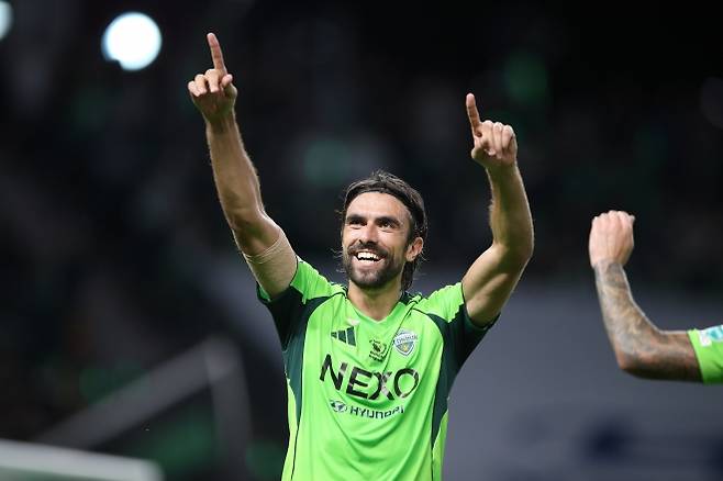 전북 현대 안드레아 콤파뇨가 16일 전주월드컵경기장에서 열린 2025 K리그1 26라운드 대구FC와의 홈 경기에서 득점한 뒤 기뻐하고 있다. K리그 제공