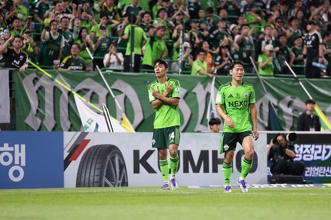 Jeonbuk Hyundai Andrea Jeon Jin -woo is delighted after scoring in the home game against Daegu FC in the 2025 K League 1 26th round at the Jeonju World Cup Stadium on the 16th. K -League provided