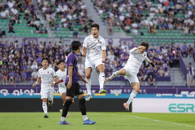 Pohang Steelers Lee Ho -jae is delighted after scoring in the away match against the 2025 K League 1 26 Round FC Anyang held at Anyang Sports Complex on the 15th. K -League provided