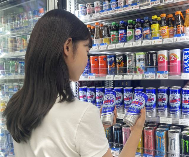 GS25에서 손님이 '얼박사'를 살펴보고 있다. 사진 제공=GS리테일