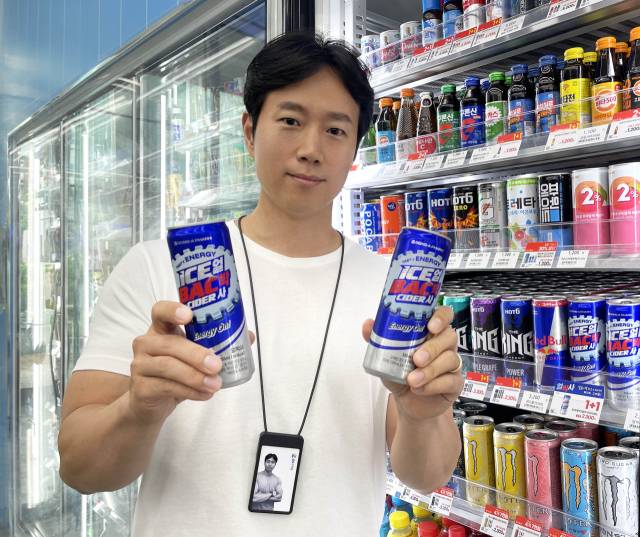 ‘얼박사’를 기획한 유재형 GS리테일 음용식품팀 MD가 서울 강남 사옥에 위치한 편의점 GS25에서 제품을 소개하고 있다. 사진 제공=GS리테일