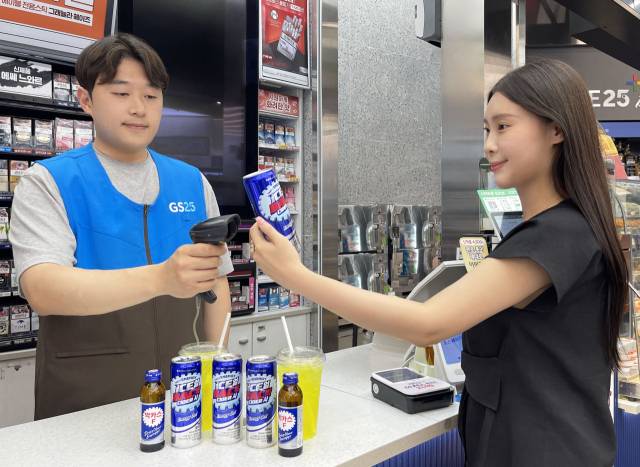 GS25에서 손님이 '얼박사'를 살펴보고 있다. 사진 제공=GS리테일
