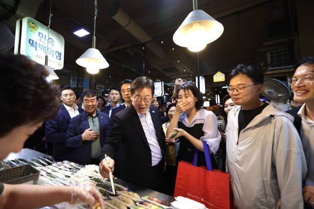 이재명 대통령과 김혜경 여사가 17일 서울 은평구 연서시장을 방문해 상인들로부터 민생회복 소비쿠폰의 체감효과를 경청하며 먹거리 등을 직접 구매했다. 사진제공=대통령실