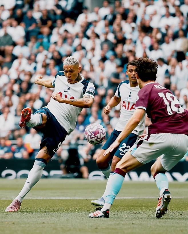 번리전 발리슛을 시도하는 히샬리송. 토트넘 홋스퍼 공식 SNS