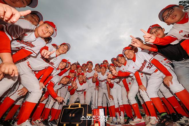 영동중 선수들이 17일 강원도 인제에서 열린 ‘제3회 하늘내린인제 전국 우수중학교 초청 야구페스티벌’ B조에서 우승한 뒤 기념사진을 찍고 있다.  인제|이준헌 기자
