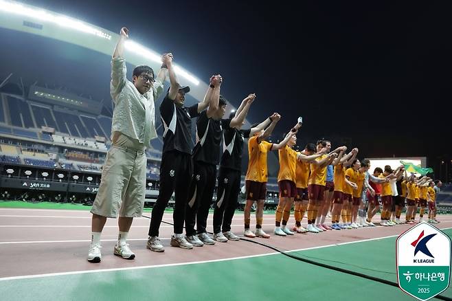 이정효 감독(왼쪽)과 광주 선수단의 승리 세리머니 | 프로축구연맹 제공