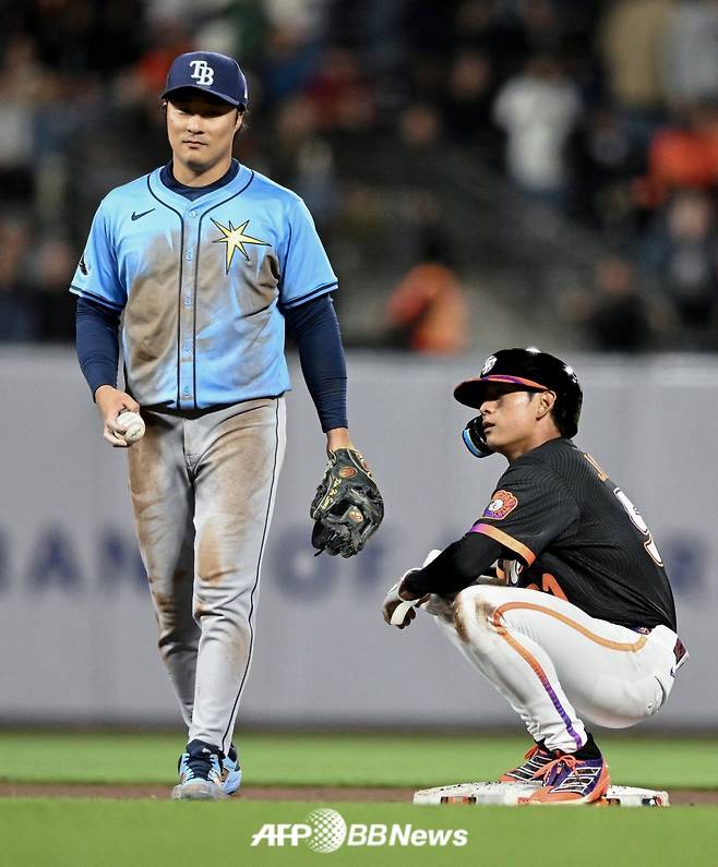 김하성(왼쪽)이 17일(한국 시각) 미국 캘리포니아주 샌프란시스코에 위치한 오라클파크에서 펼쳐진 2025 미국 프로야구 메이저리그(MLB) 탬파베이 레이스와 샌프란시스코 자이언츠의 맞대결에서 9회말 이정후가 2루 도루에 성공하자 헬멧을 '콩' 때린 뒤 마운드 쪽으로 향하고 있다. 그런 김하성을 바라보는 이정후. /AFPBBNews=뉴스1