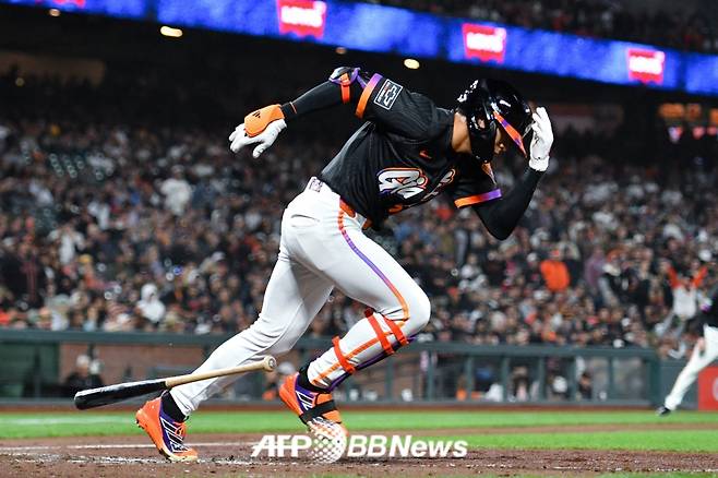 이정후가 17일(한국 시각) 미국 캘리포니아주 샌프란시스코에 위치한 오라클파크에서 펼쳐진 2025 미국 프로야구 메이저리그(MLB) 탬파베이 레이스와 샌프란시스코 자이언츠의 맞대결에서 타격 후 1루를 향해 뛰고 있다. /AFPBBNews=뉴스1