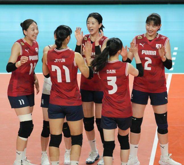 16일 경남 진주체육관에서 열린 2025 코리아인비테이셔널 진주 국제여자배구대회 5차전에서 일본을 꺾고 뒤 기뻐하고 있는 한국 대표팀 선수들. /사진=대한배구협회