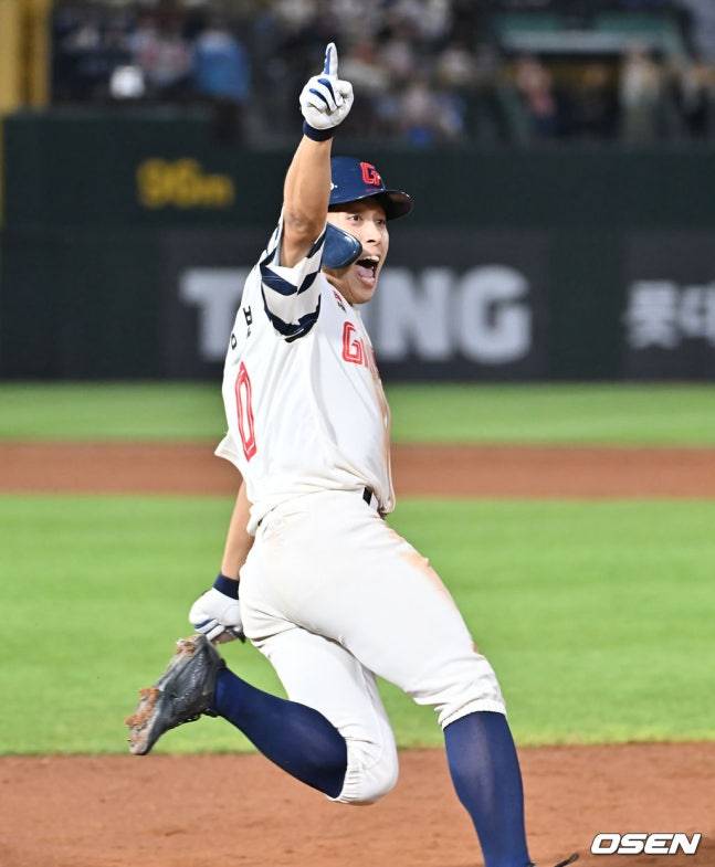 롯데 황성빈이 17일 사직 삼성전에서 9회말 동점 솔로홈런을 터트리고 있다.
