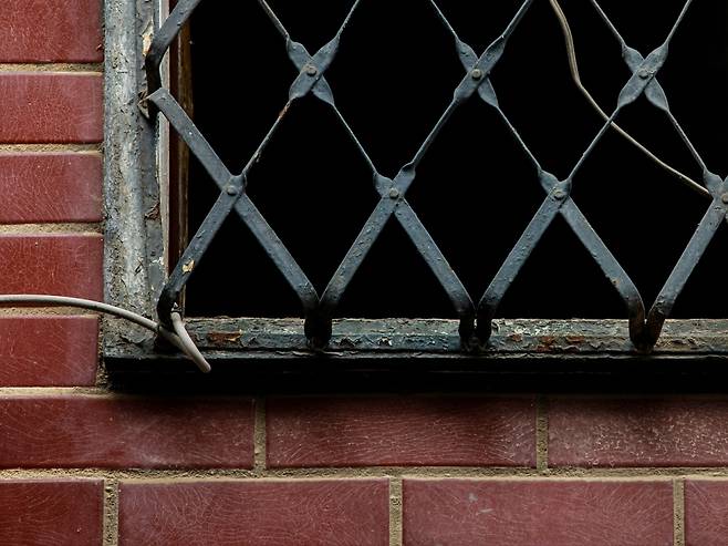 옛 방범창살은 철을 구부리거나 휘거나 꼬아서 만들었다. [사진 | 오상민 작가]