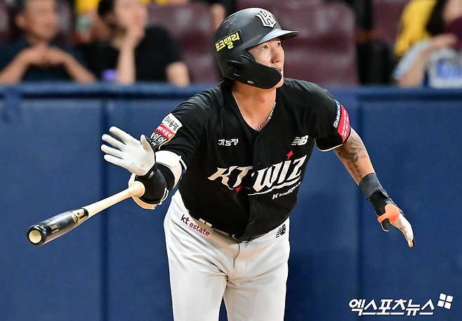 KT 위즈 김민혁이 17일 고척 키움 히어로즈전에서 타격 후 타구를 바라보고 있다. 고척, 김한준 기자