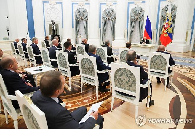 미·러 정상회담 뒤 정부회의 소집한 푸틴 대통령 [타스/러시아 대통령실 연합뉴스. 재판매 및 DB 금지]