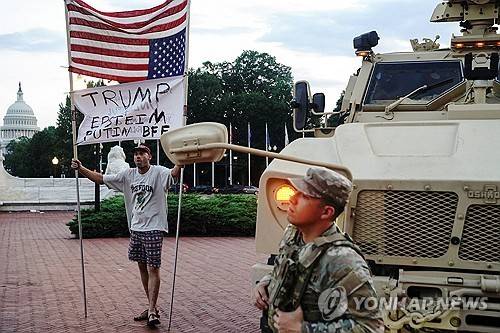 미 수도 워싱턴DC에 배치된 군 병력과 시위자 [로이터 연합뉴스 자료사진. 재판매 및 DB 금지]