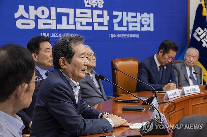 정청래 대표와 만나 발언하는 정세균 전 국무총리 (서울=연합뉴스) 황광모 기자 = 더불어민주당 상임고문인 정세균 전 국무총리가 12일 국회에서 열린 상임고문단 간담회에서 정청래 대표를 만나 발언하고 있다. 2025.8.12 hkmpooh@yna.co.kr