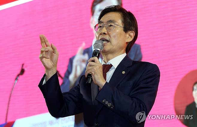 지지 호소하는 조경태 (대전=연합뉴스) 김준범 기자 = 13일 오후 대전 서구 배재대학교에서 열린 국민의힘 충청·호남권 합동연설회에서 당 대표 후보로 나선 조경태 후보가 연설하고 있다. 2025.8.13 psykims@yna.co.kr