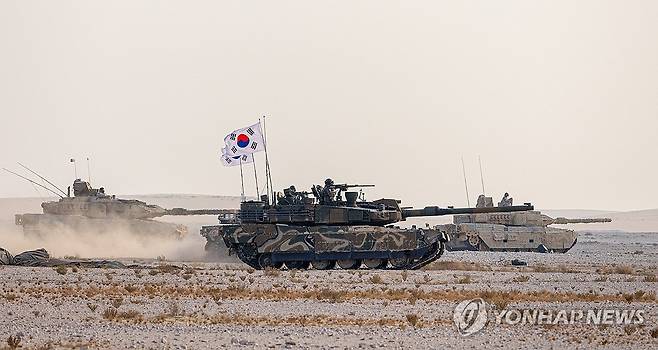 기동하는 K2전차-레오파르트2A7 전차 (서울=연합뉴스) 육군은 '카타르 연합훈련 TF(현지연합훈련단)'가 카타르지상군과 연합훈련에 매진하고 있다고 21일 밝혔다. 사진은 우리군의 K2전차(가운데)가 카타르지상군의 레오파르트2A7 전차와 함께 기동하는 모습. 2024.10.21 [육군 제공. 재판매 및 DB 금지] photo@yna.co.kr