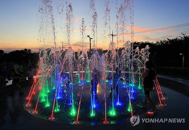 밤더위를 이기는 방법 (제주=연합뉴스) 전지혜 기자 = 23일 오후 제주시 시민복지타운광장 분수대에서 어린이들이 물줄기를 맞으며 밤더위를 식히고 있다.
    기상청은 당분간 제주 일부 지역에서 열대야가 나타나는 곳이 있겠다고 예보했다. 2025.7.23 atoz@yna.co.kr