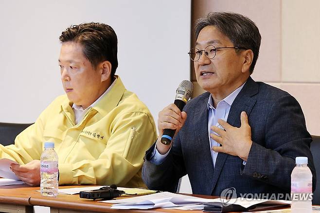 발언하는 강기정 광주시장 (광주=연합뉴스) 정다움 기자 = 14일 오전 광주 남구 양과동 광역위생 매립장 내 가연성폐기물 연료화시설(SRF)에서 열린 악취 해결을 위한 간담회에서 강기정 광주시장이 발언하고 있다. 2025.8.14 daum@yna.co.kr