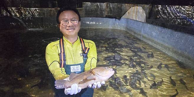 1㎏ 양식 붉바리 든 이영돈 대표 (제주=연합뉴스) 김호천 기자 = 어업회사법인 제주해양의 이영돈 대표가 양식한 1㎏짜리 붉바리를 들어 보이고 있다. 2025.8.17