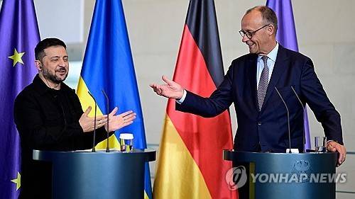 2025년 8월 13일 베를린에서 공동 기자회견을 연 볼로디미르 젤렌스키(왼쪽) 우크라이나 대통령과 프리드리히 메르츠(오른쪽) 독일 총리 [AFP 연합뉴스 자료사진. 재판매 및 DB 금지]