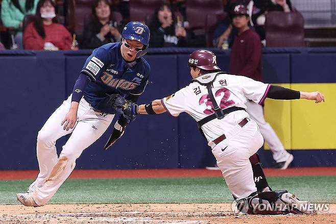 '아웃이야' (서울=연합뉴스) 김성민 기자 = 6일 서울 고척 스카이돔에서 열린 NC 다이노스와 키움 히어로즈의 경기. 4회초 1사 1, 3루 NC 김형준이 뜬공으로 아웃된 후 홈으로 달리던 3루 주자 박건우가 키움 김재현에게 태그아웃되고 있다. 2025.4.6 ksm7976@yna.co.kr